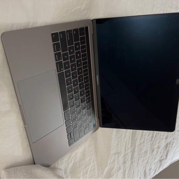 Apple MacBook Pro 13.3" (256 GB, Intel Core i5 8th Gen. 3.8GHz, 8GB) Space Gray - Picture 3 of 4